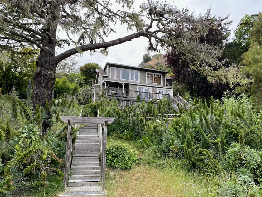 Cozy Meadow Retreat with River Views - Image 1