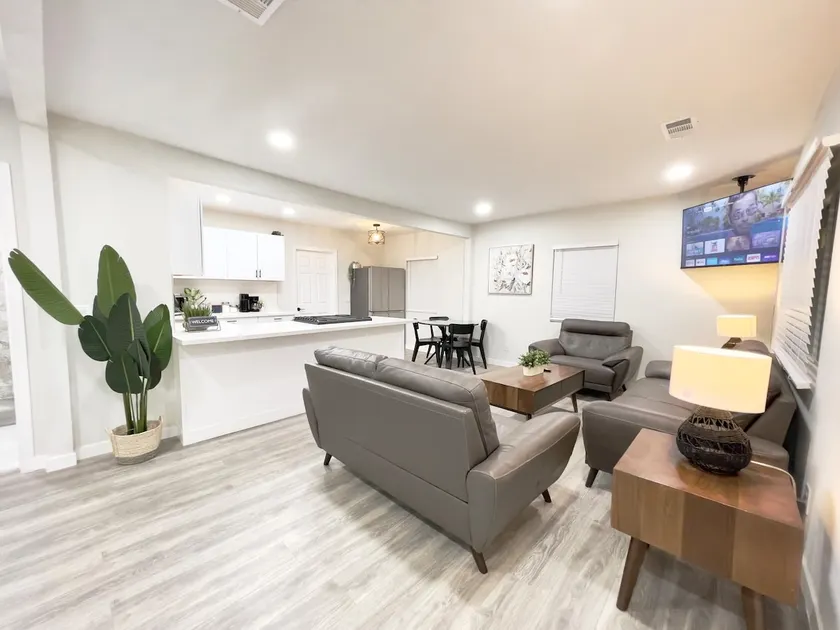 New 3 BR, Gated Parking, Sleep 8, Walk to BLVD - Image 1