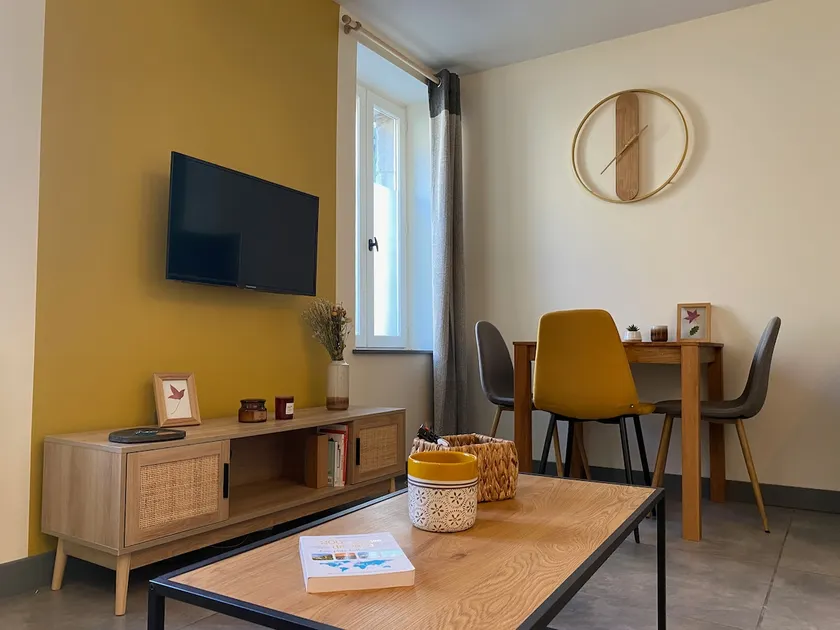 Ground floor apartment with private parking - Image 1