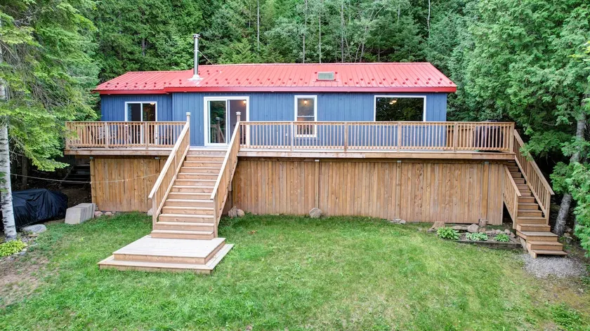Upgraded 4-Bedroom, 4 Season Lakefront Cottage - Image 1