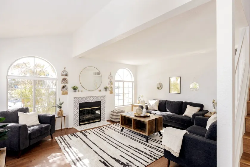 Modern 3 Bedroom Townhome by the Strip Sleeps 8 - Image 1