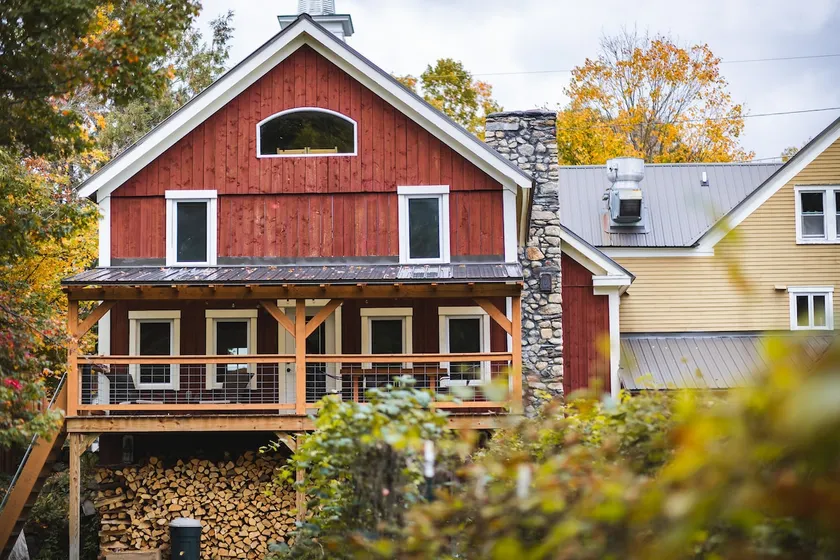 Three-bedroom farmhouse in downtown East Burke - Image 1