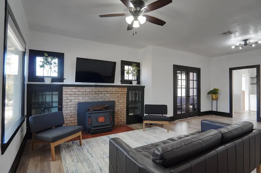 Bright spacious 2 bedroom house next to hospital - Image 1
