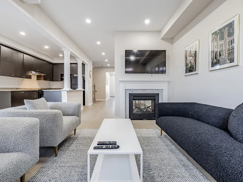 3 Bdrm Bright & Sunny Oasis w/ Indoor Fireplace - Image 1