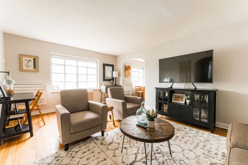 Stylish BoHo Mid-Century Aptmnt -Downtown Sycamore - Image 1