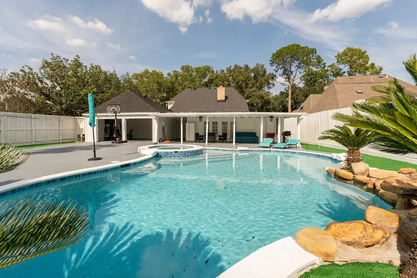 Luxury Cozy House with Heated Pool - Image 1