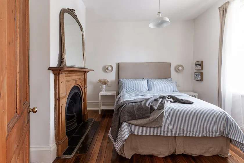 Town Cottage with Fireplace & City Convenience - Image 1