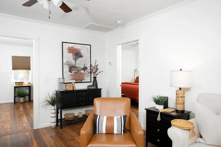 2 BR/1BA / IMMACULATE/ DOWNTOWN.  HIIKE THE CANYON. PETS WELCOME with SMALL FEE. - Image 1