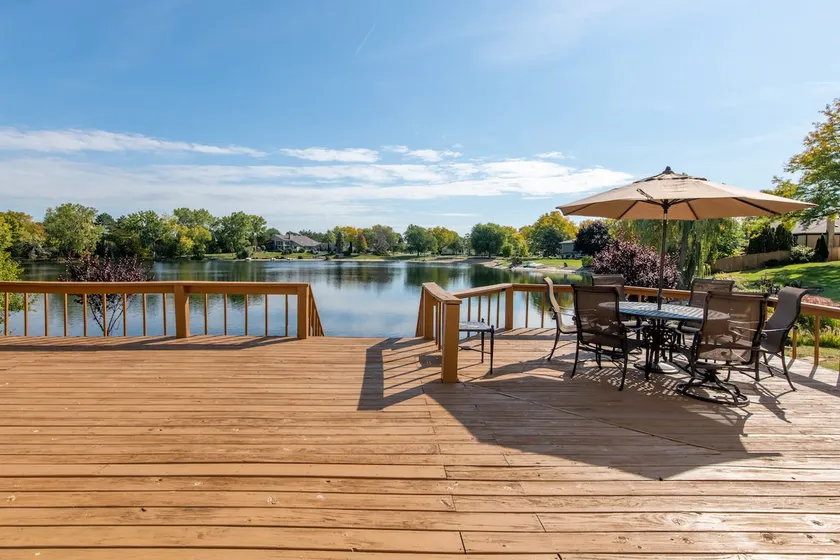 Cozy 5-bedroom with lake views and spacious deck - Image 1