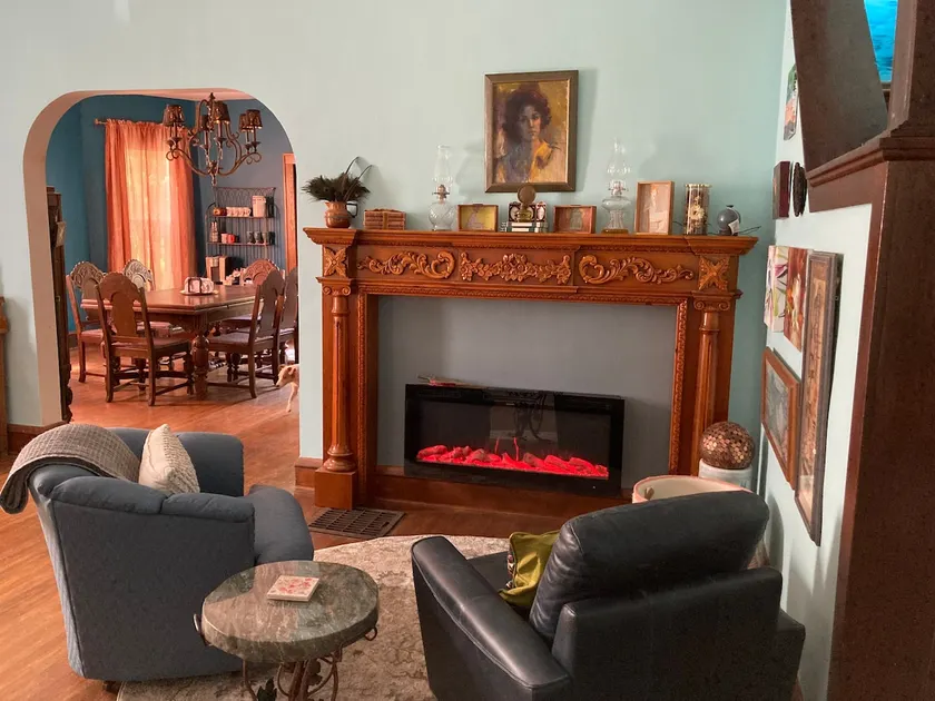 Historic 3 bedroom home 3 blocks from Il. Wesleyan and shopping - Image 1