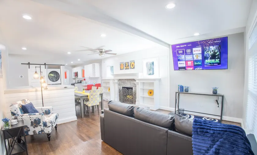 Rainbow Bungalow Apartment near Downtown/Airport - Image 1