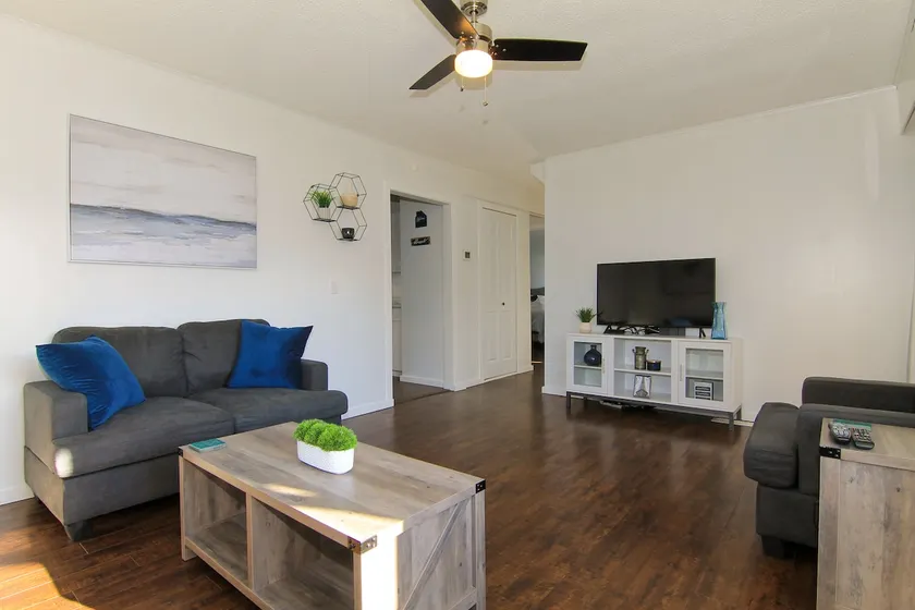 Bright, cheerful 2 bedroom home with full kitchen - Image 1