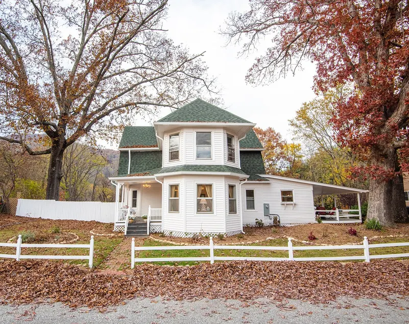 Relaxing Farmhouse, pet friendly, walk to town - Image 1