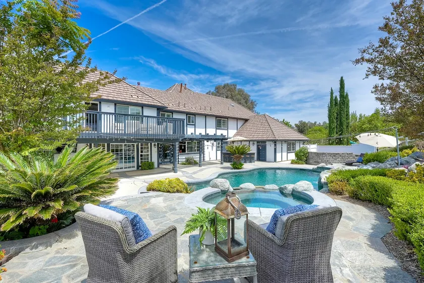 OLIVE MANOR - LUXURY IN THE HEART OF WINE COUNTRY - Image 1