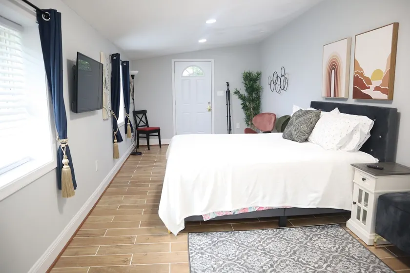 Guest suite in Hillandale - Image 1