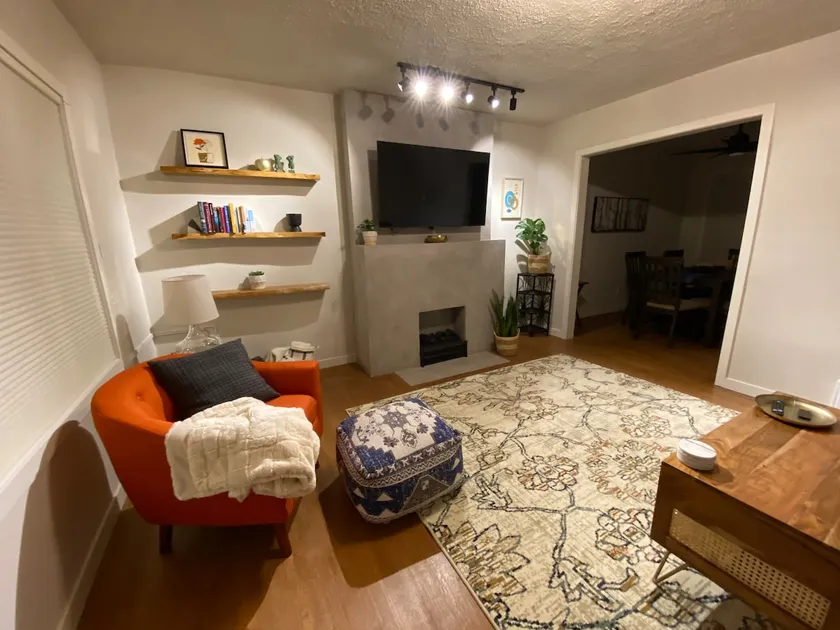 Cozy 2 bedroom close to Whyte ave and University. - Image 1