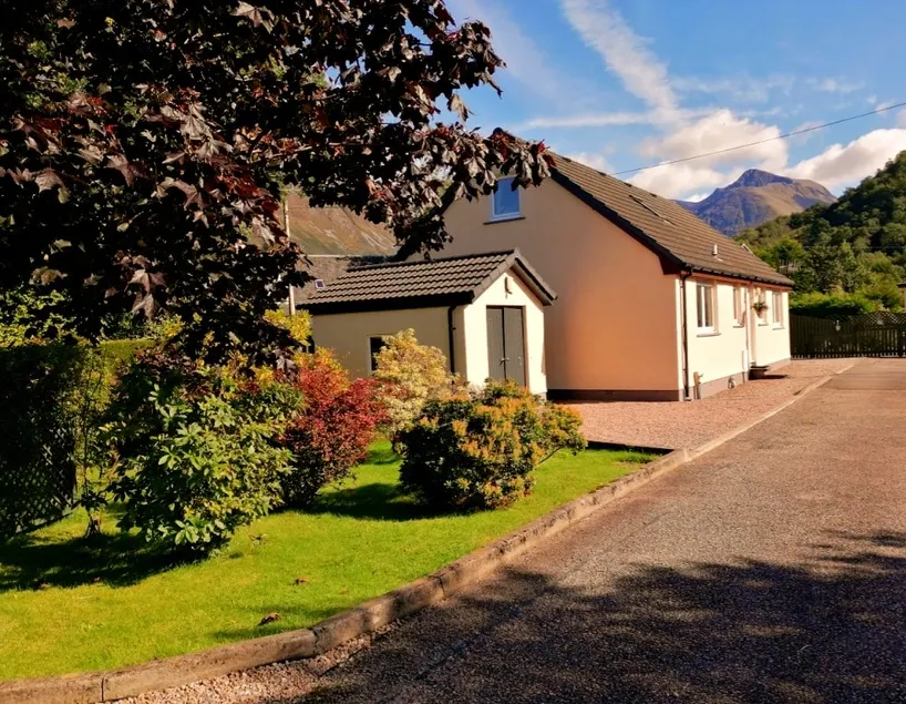 Spacious Highland Getaway*ALL rooms en-suite* (3rd Bedroom optional extra) - Image 1
