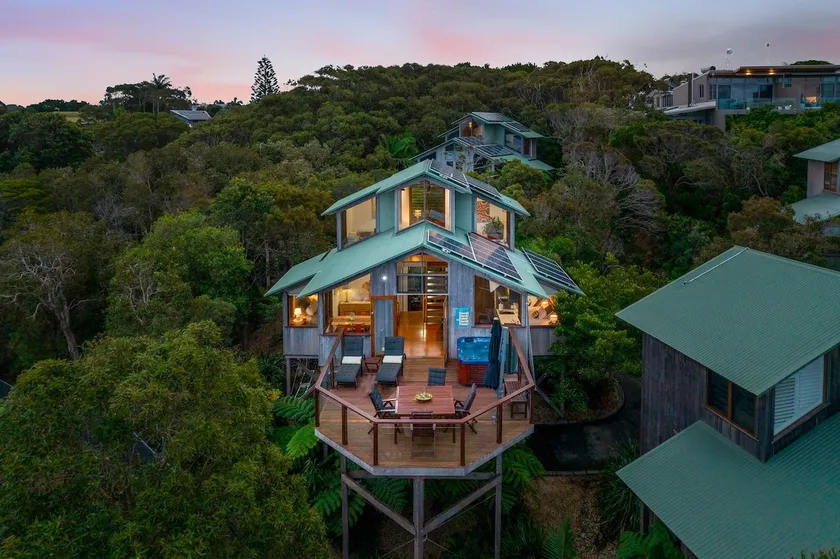 Sandpiper private treehouse with deck spa - Image 1