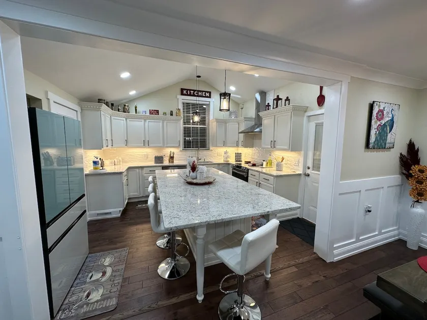 Spacious updated 4 bedroom on greenway - Image 1