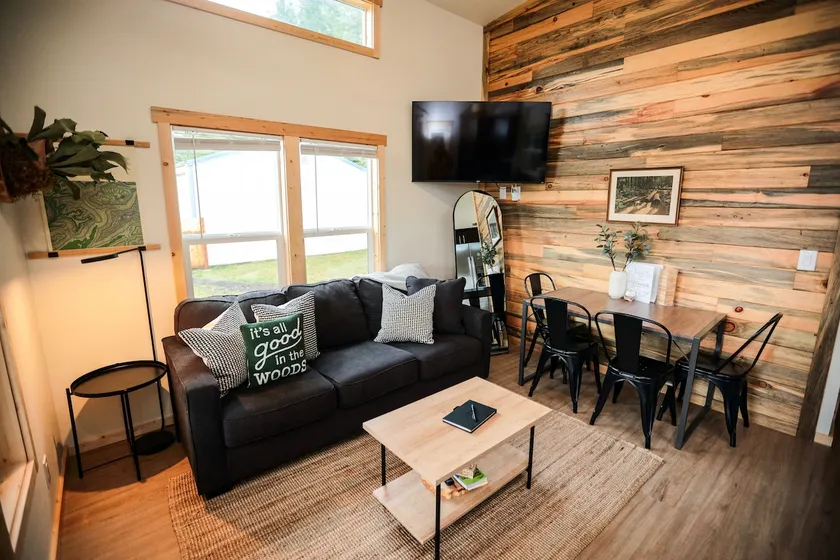 Tiny home in the heart of Forks w/starlink & yard - Image 1