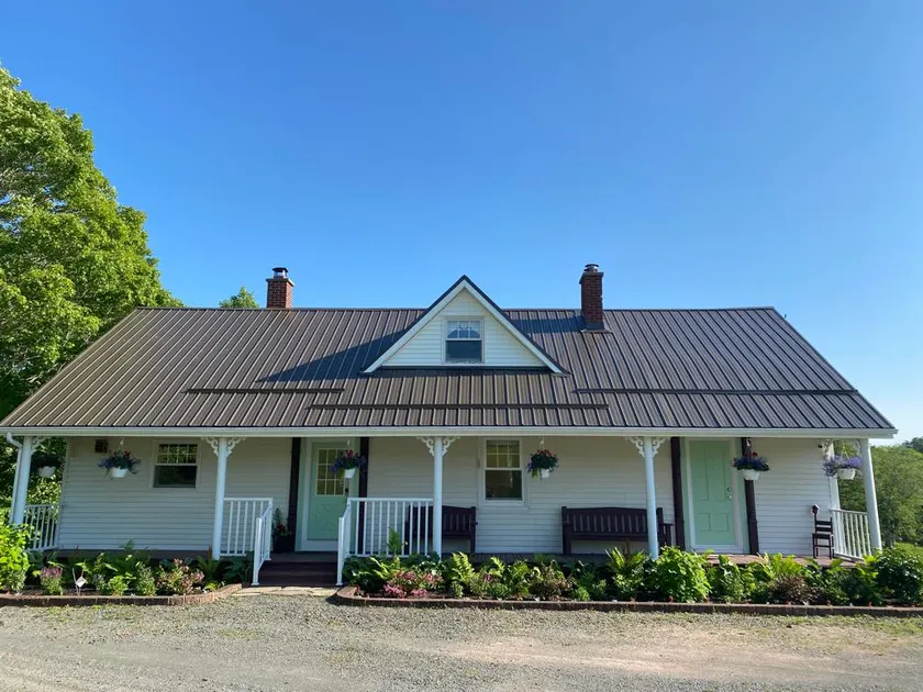 4-bd cottage in serene valley 50 min from Halifax - Image 1