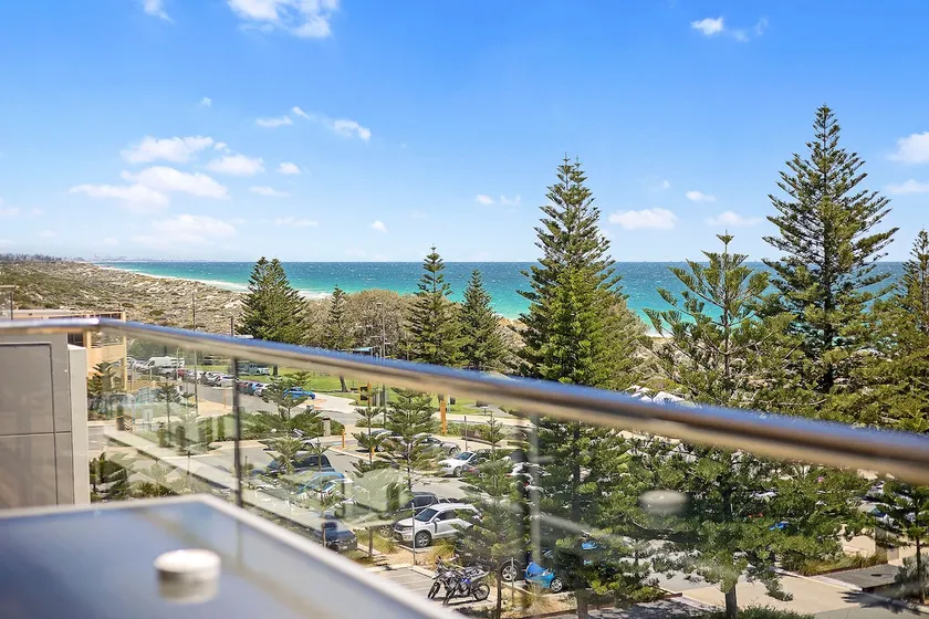 A406 - 2 Bedroom Beachfront Penthouse - Image 1