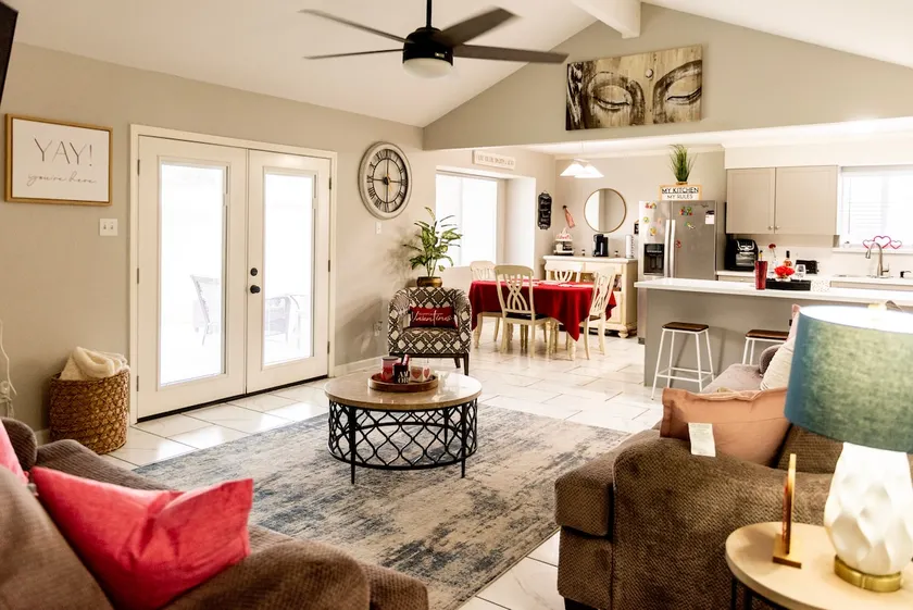 Royalty Lux Hideaway Min to DT & Kemah Large Patio - Image 1