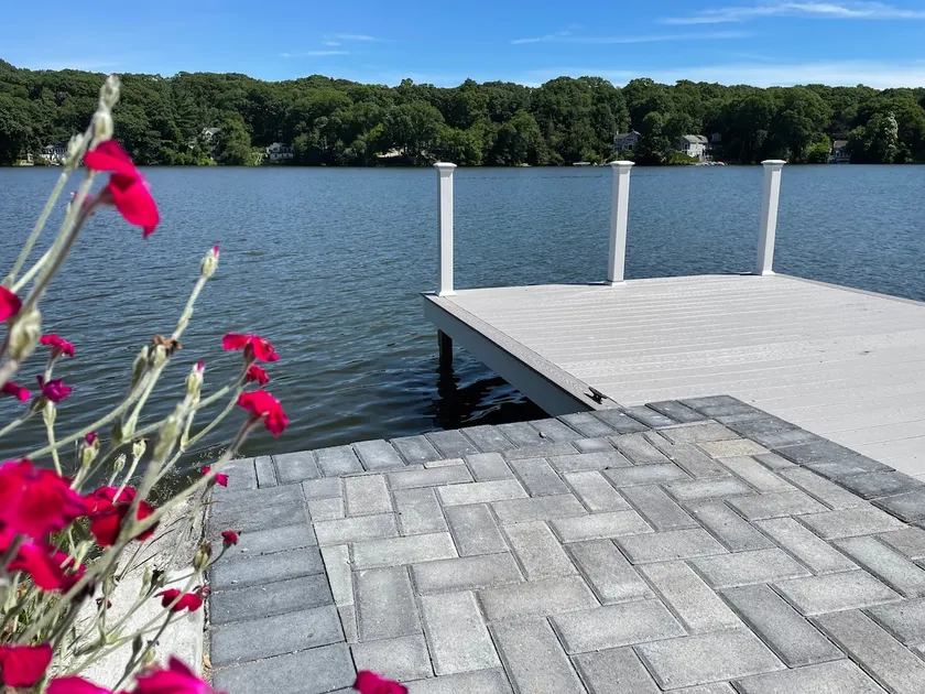 Relaxing Waterfront Lakehouse, 10 min to Gillette - Image 1