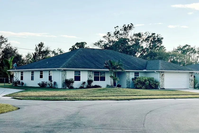🏝Beaches, Nature Sanctuaries, and Rockets with plenty of room for a family. - Image 1