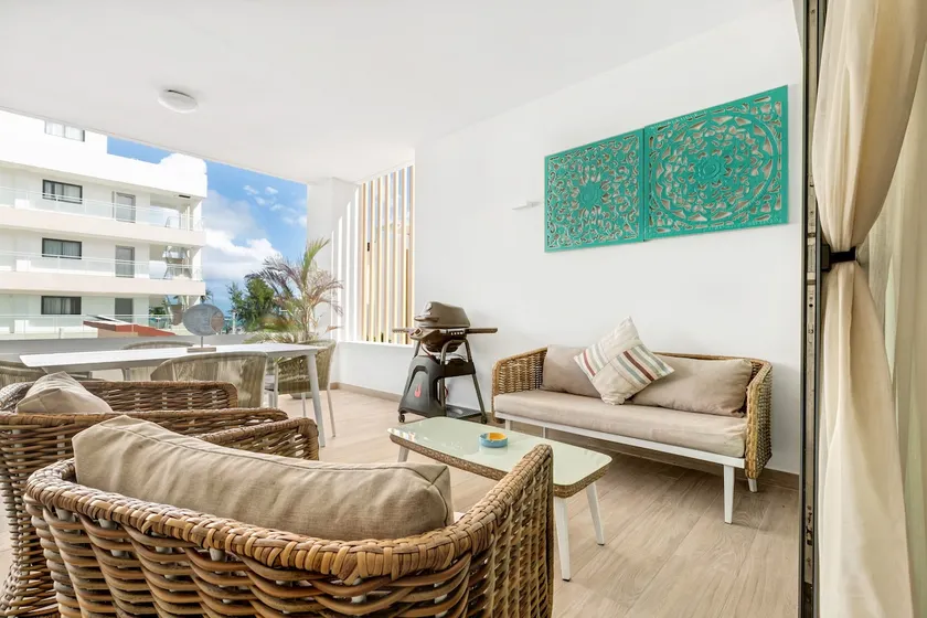 2BR Sea view apt close to Beach| Pvt Pool & BBQ - Image 1