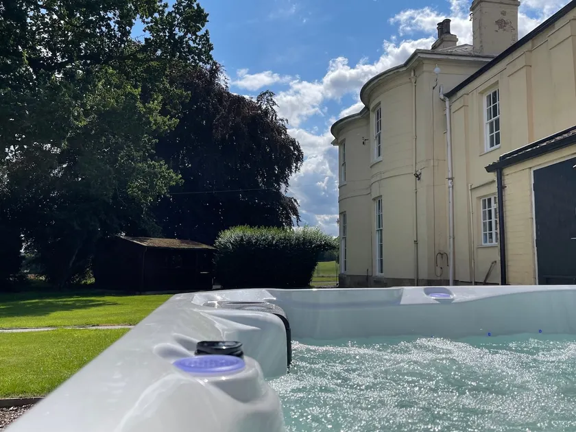 Spacious Country House with Pool & Hot tub - Image 1