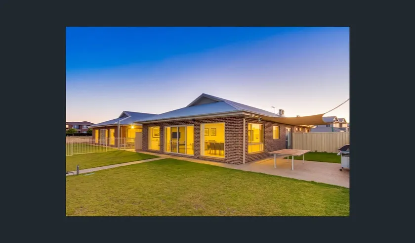 Beautiful lakeside home - Image 1