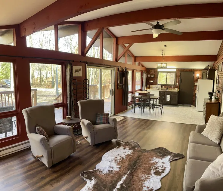 City Escape: Cozy 2 bedroom Chalet in Jim Thorpe - Image 1