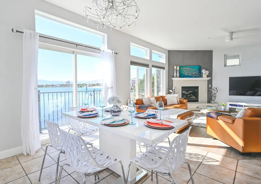 Picturesque Waterfront Modern Lake House - Image 1