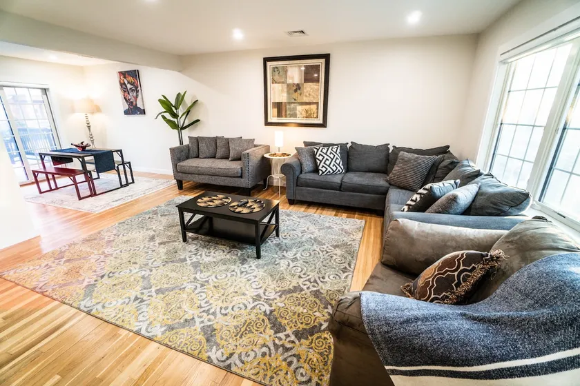 Newly Renovated 3BD & 2BA Apartmnt 15 mins to JFK - Image 1