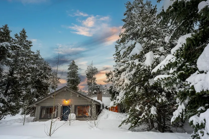 Walk to Yellowstone Log Cabin w/Shop & Hot Tub 8-10 ppl - Image 1