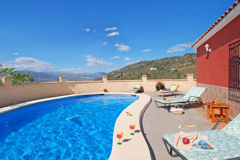 Villa con piscina privada climatizada y gran vista: garantía de paz y espacio. - Image 1