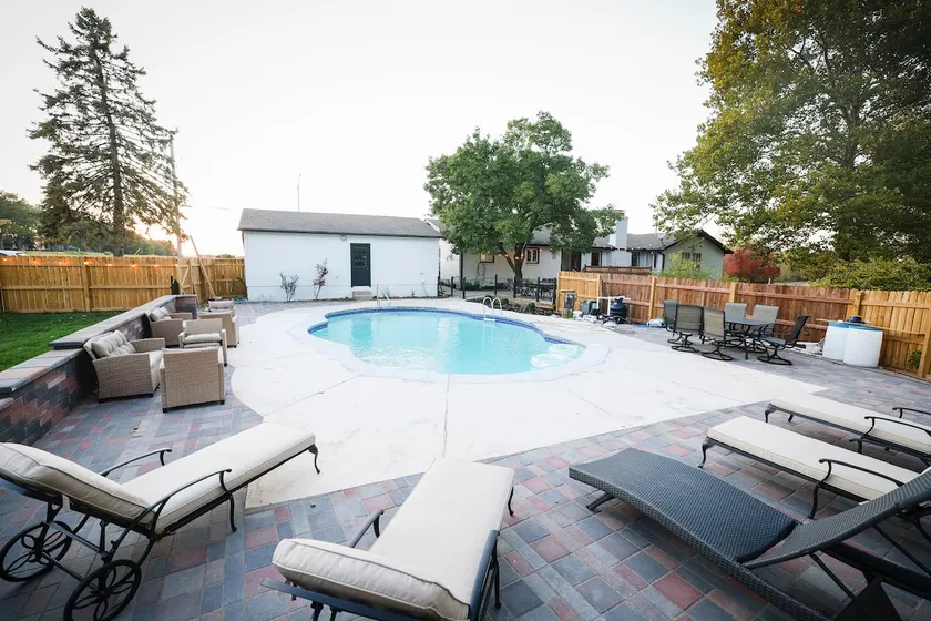 Luxury 5 bedroom home with Pool and 3 acres of private land! - Image 1