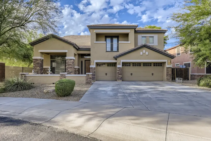 Spacious home in the heart of the West Valley with heated pool and game room - Image 1