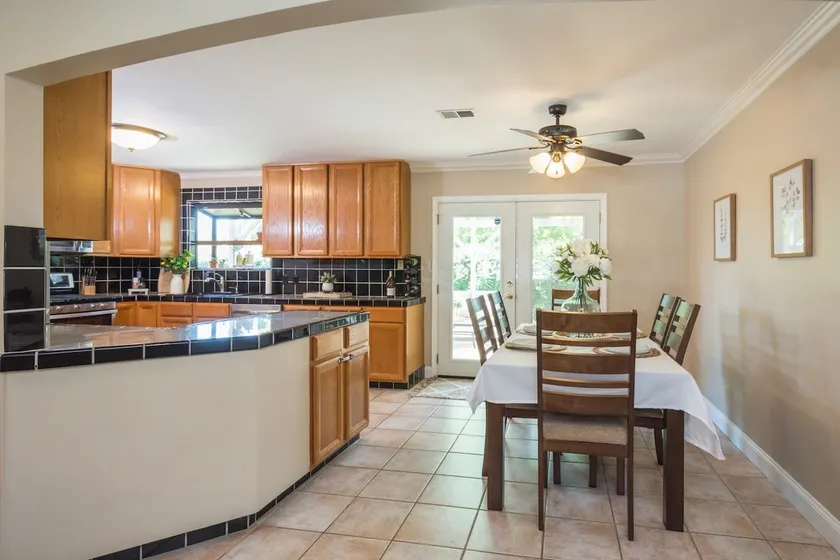 Clean and comfy 5 bed 3 bath Citrus Heights home - Image 1