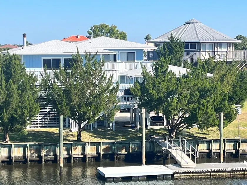 Bungalow with a water view from every window - Image 1