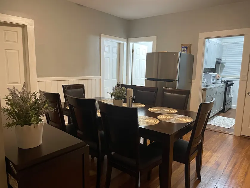 Modern 2BR Apartment Near City & Dining - Image 1