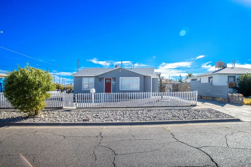 Cozy 3 Bedroom Home Featuring Free Parking - Image 1