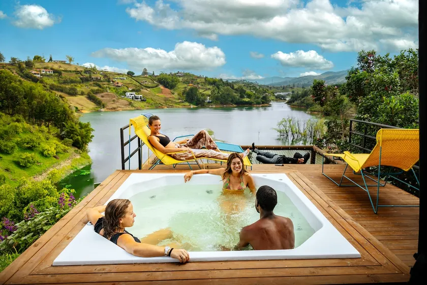 Lakefront Relaxation! Kayaks, Jacuzzi, BBQ. - Image 1