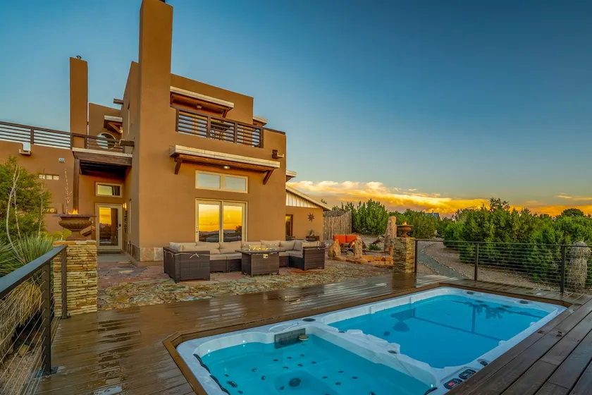 Casa de Luxx: 2 BR Wing, Hot Tub, Pool, Sauna, EV - Image 1