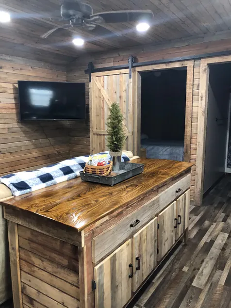 Beautiful & comfy cabin. Great location! - Image 1