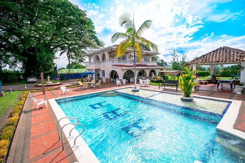 Exclusive villa with pool and tennis court - Image 1