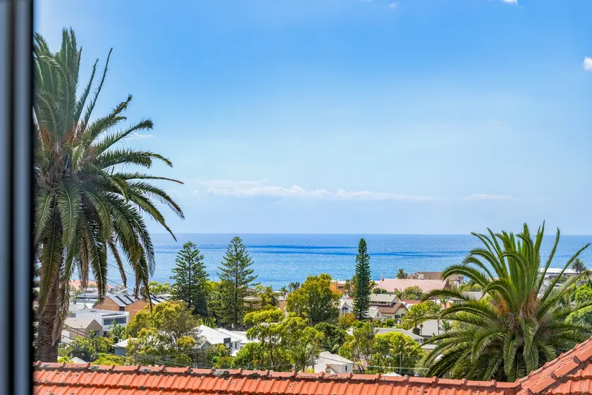 Luxury '3 Palms Merewether' with ocean views - Image 1