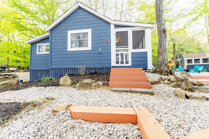 *NEW Lakeside Cabin Oasis: Sleeps 3|Lake Views - Image 1