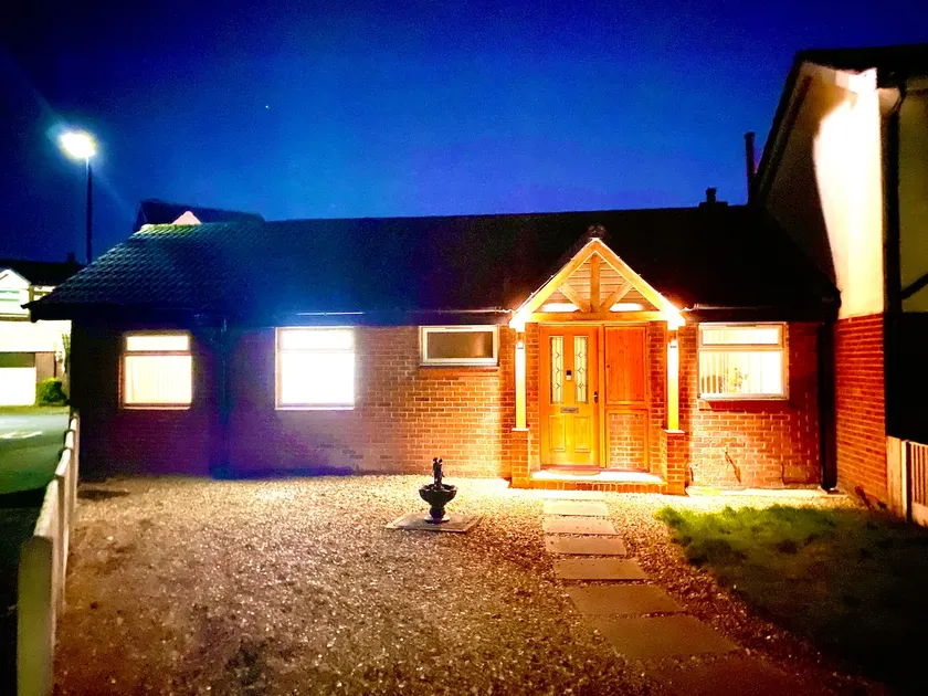 Perfect Bungalow House with 3 bedrooms and 2 bath! - Image 1
